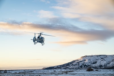 直升机飞过白雪覆盖的苔原